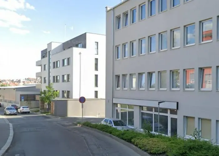 2 L Ground Floor Free Parking *