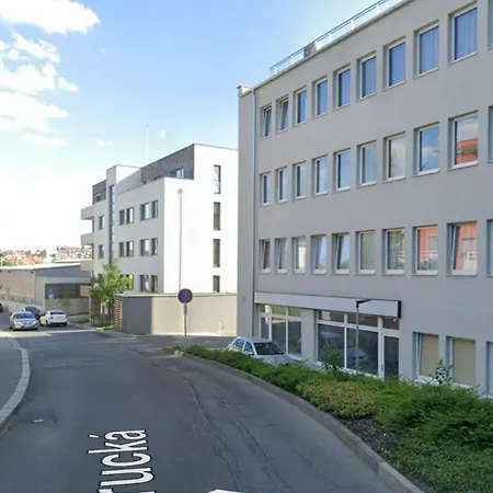Free Parking - - Private - Ground Floor - Near Center *